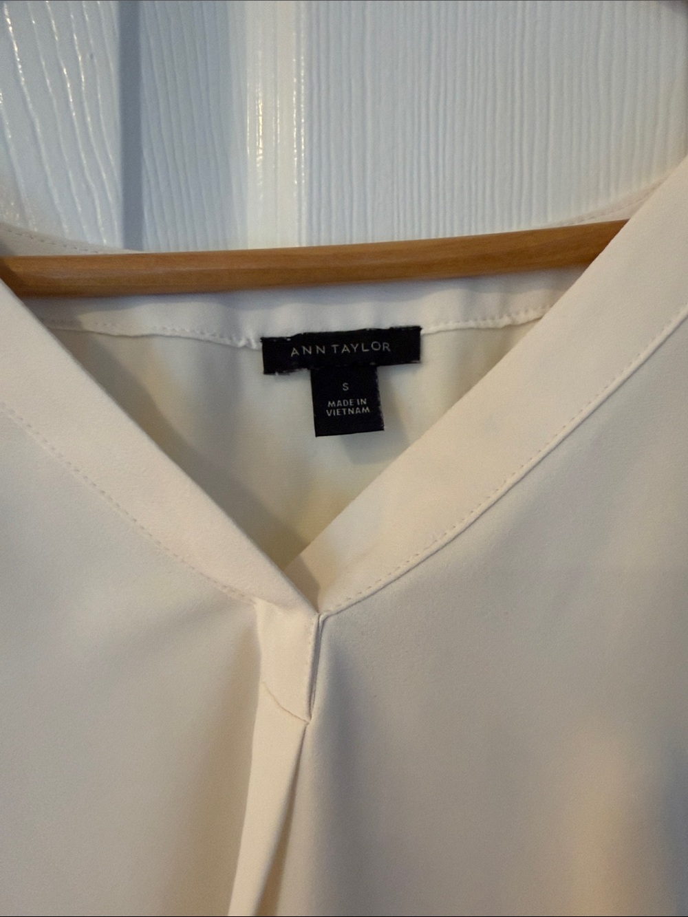 Ann Taylor Cream V-Neck Long-Sleeve Blouse - Picture 2 of 2